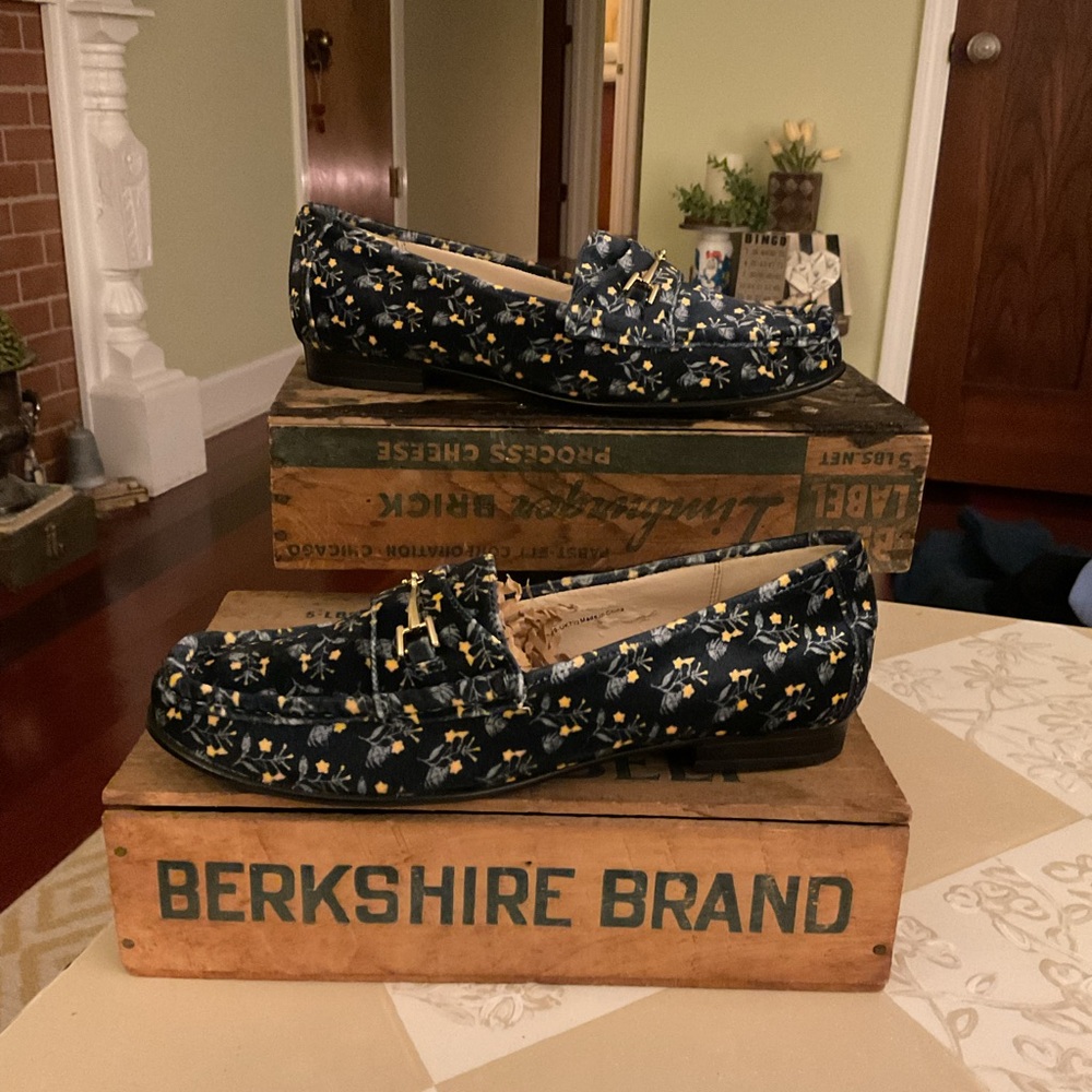 Cabi Carnaby Navy Floral Velvet Gold Bit Loafers Women’s Size 8.5(US 9/UK 7.5)